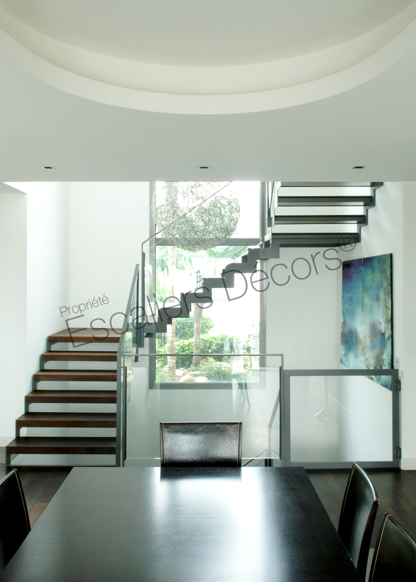 DT45 - Escalier 2/4 Tournants avec Paliers Intermédiaires Carrés. Escalier d'intérieur design en métal, bois et verre pour un intérieur contemporain type loft. Vue 3